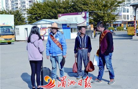 圖為市公交東站的志愿者為南來北往的乘客提供咨詢等服務(wù)。