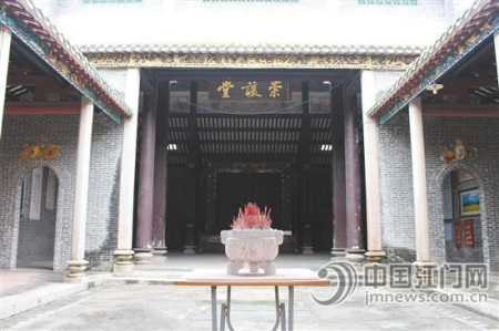 古祠內(nèi)部很寬敞，中座掛有“崇讓堂”的牌匾。