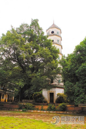 在整座宗祠后方，還建有一座八角塔，名喚文炳閣，被稱為文樓的“文筆”，文炳閣作為 “虎尾”，與前后低、中間高的古祠組成“供虎拱腰”之勢。