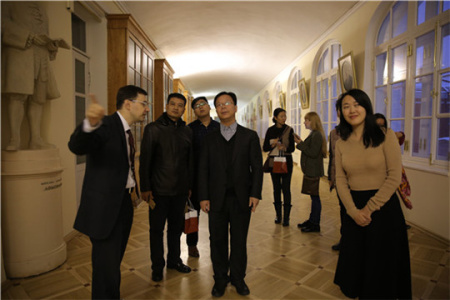 中國“一帶一路”媒體采訪團在圣彼得堡國立大學參觀。(圖片來源：央視網(wǎng) 張土昌)