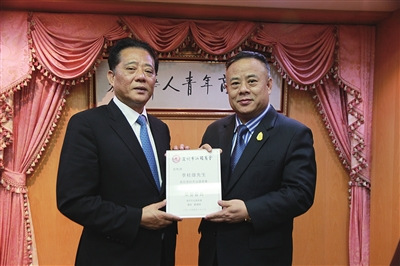 僑商智庫理事長鄭漢明（左）與泰國華人青年商會會長李桂雄合影。