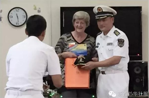 演出結(jié)束后，中國(guó)海軍贈(zèng)送慰問(wèn)品及合影留念。