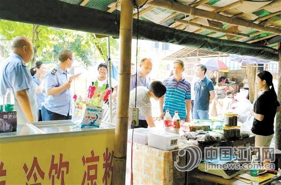 開平市工商部門赴景區(qū)開展消費檢查行動。 伍安平 攝