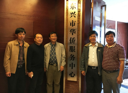 圖為自治區(qū)僑聯(lián)副主席林振龍（左三）一行到東興市華僑服務(wù)中心調(diào)研。