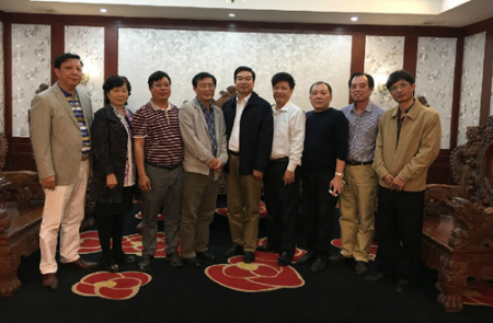 圖為自治區(qū)僑聯(lián)副主席林振龍（左四）一行到華商企業(yè)調(diào)研。