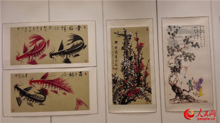 泰國民眾在欣賞中國藝術家的繪畫作品。 楊謳 攝