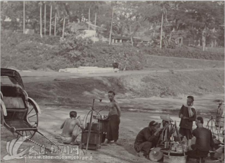 中國在新加坡的賣餅干甜點小販，攝于1900年