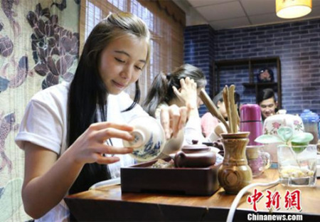 來自烏茲別克斯坦的瑪夫杜娜在茶藝課上練習?！」⒌さ?攝