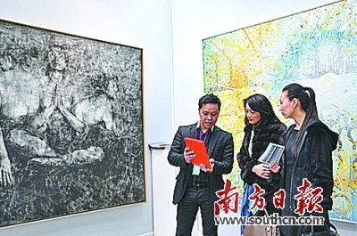 方孝信(左)在大皇宮美術(shù)館介紹藝術(shù)家作品。