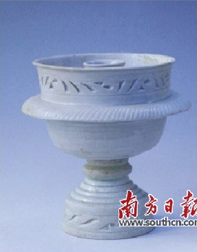 宋代潮州窯雕刻紋爐。