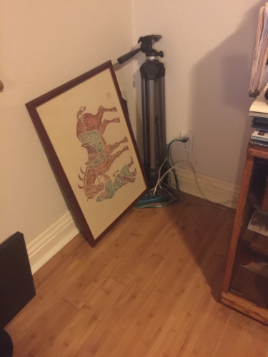 書(shū)房?jī)?nèi)100多磅(近100斤)重平常至少需要兩個(gè)大漢才扛得動(dòng)的保險(xiǎn)箱整個(gè)不翼而飛。（美國(guó)《世界日?qǐng)?bào)》/梁太太提供）