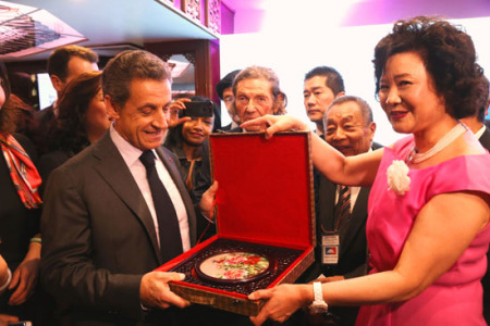 法亞共和聯(lián)盟會長錢美蓉（右）是薩科齊的“粉絲”。（法國《歐洲時(shí)報(bào)》/孔帆 攝）