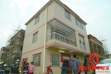 幸福小區(qū)葉姓歸僑一家新居入伙。/佛山日?qǐng)?bào)見習(xí)記者陳夢(mèng)攝