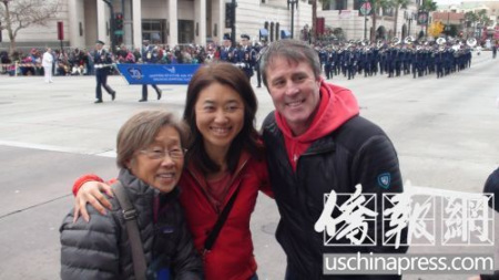 何女士和她的母親及老公在游行隊(duì)伍前合影。(美國(guó)《僑報(bào)》/高睿 攝)