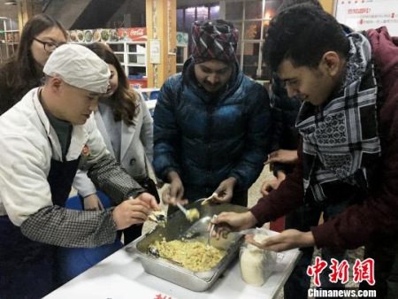 貴州理工學(xué)院的留學(xué)生們學(xué)包餃子。(楊云 攝)