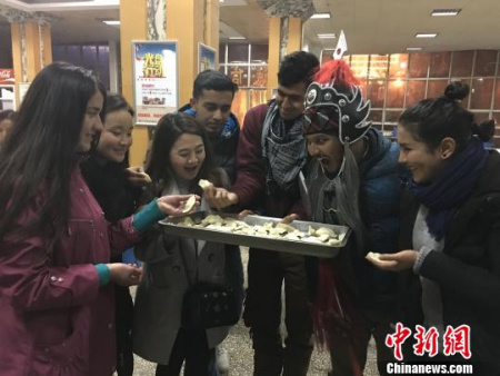 貴州理工學(xué)院的留學(xué)生們展示自己包的餃子。(楊云 攝)