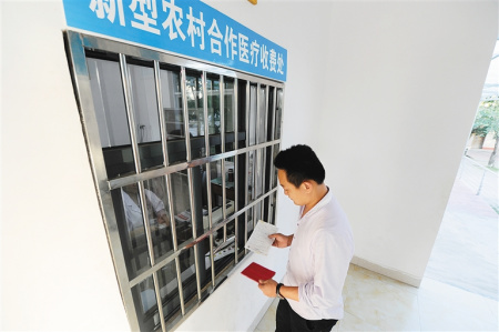 萬寧實施“限費醫(yī)療”改革后，參合農(nóng)民收到的“健康紅包”逐年增加。 本報記者 袁琛 攝