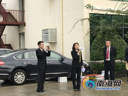 海南一中院執(zhí)行局法官現(xiàn)場(chǎng)通知清場(chǎng)。南海網(wǎng)記者劉麥攝