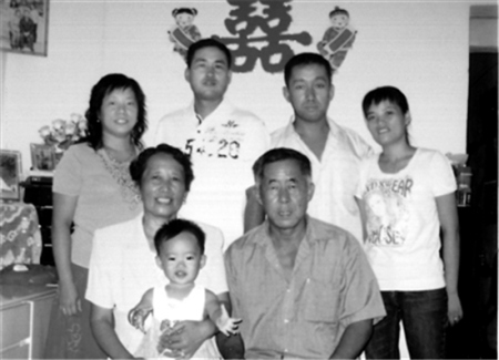 陳丁花與家人合影 陳丁花與家人合影