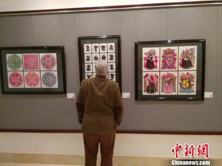 “花的絮語-中國剪紙藝術(shù)精品展”在馬耳他首都瓦萊塔展出。(王大衛(wèi) 攝)