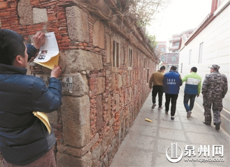 民警一邊張貼懸賞通告，一邊帶著嫌疑人到新塘尋找當(dāng)年介紹賣掉“陳三”的村民。