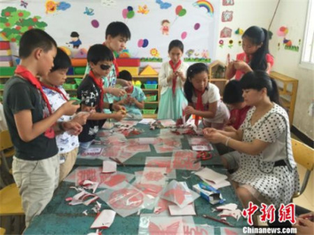 藝術(shù)館專業(yè)文化工作者走進(jìn)偏遠(yuǎn)鄉(xiāng)村小學(xué)，為孩子們進(jìn)行藝術(shù)教學(xué)。(資料圖) 陳丹妮 攝