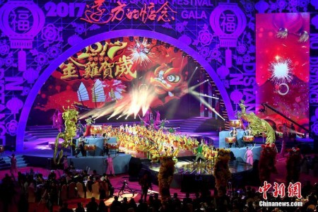 1月18日晚，由中國僑聯(lián)與福建省人民政府聯(lián)合主辦，一場融合中華民族傳統(tǒng)文化特質(zhì)、華僑華人獨有視角、全球各地地域元素的晚會——2017華僑華人春節(jié)聯(lián)歡晚會，在福建省福州市海峽奧林匹克體育館錄制，向全國和世界華僑華人送去新春祝福。來自56個國家和地區(qū)的海外僑胞、國內(nèi)歸僑僑眷共5000余人出席了晚會。張斌 攝