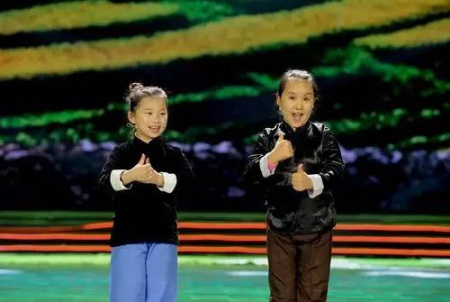 兩個“小梅花”獲獎?wù)弑硌菰　冻枩稀愤x段