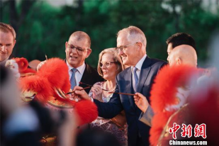 澳洲總理馬爾科姆_特恩布爾參與2017年悉尼中國新年燈會“舞獅點睛”開幕儀式?！√镆?攝