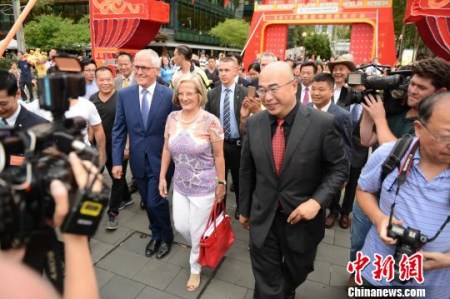 澳大利亞總理馬爾科姆_特恩布爾及夫人在燈會承辦方澳大利亞南海文化傳媒集團董事長兼總裁李冰的陪同下抵達(dá)悉尼中國新年燈會現(xiàn)場?！≈焯锪?攝