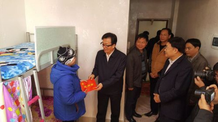中國僑聯(lián)副主席李卓彬、北海市副市長曾子祥等一行慰問困難歸僑梁玉鳳