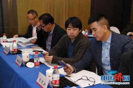 海外華助中心代表討論“僑寶”移動(dòng)客戶端 海外華助中心代表討論“僑寶”移動(dòng)客戶端