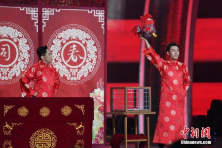 白凱南與鄧男子（圖右）表演魔術(shù)相聲。<a target='_blank' >中新社</a>記者 楊華峰 攝