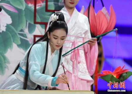 張馨予現(xiàn)場(chǎng)作畫(huà)。<a target='_blank' >中新社</a>記者 楊華峰 攝