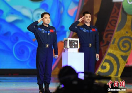 航天英雄景海鵬（圖左）與陳冬亮相晚會(huì)現(xiàn)場(chǎng)。<a target='_blank' >中新社</a>記者 楊華峰 攝