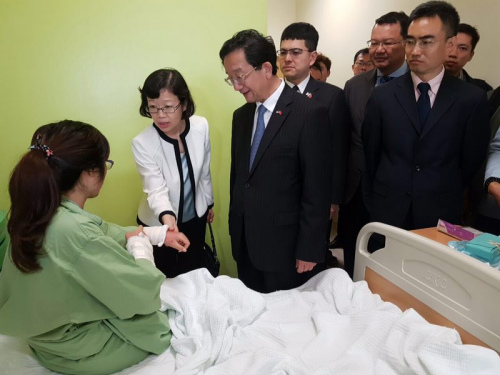 沙巴旅游部助理部長拿督彭育明、沙巴馬中聯(lián)誼協(xié)會會長胡逸山博士陪同中國駐馬大使黃惠康閣下對傳媒講話。
