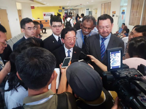沙巴旅游部助理部長彭育明、沙巴馬中聯(lián)誼協(xié)會會長胡逸山陪同中國駐馬大使黃惠康接受媒體采訪傳媒采訪(右一為彭育明，左二為胡逸山)。