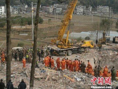 浙江文成民房坍塌現(xiàn)場。　徐明 攝