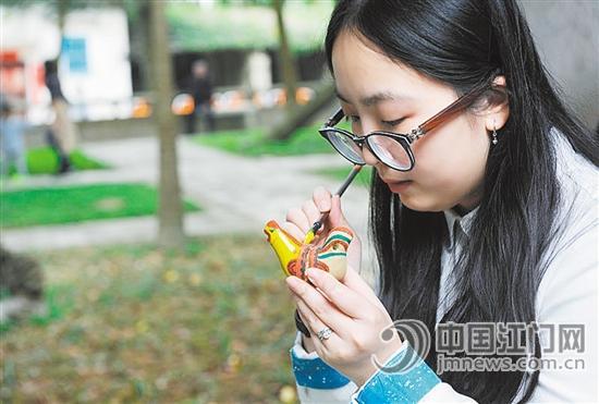 一市民正學習制作“泥雞”。
