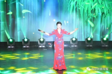 《瀏陽(yáng)河》，王麗達(dá)演唱。（匈牙利《新導(dǎo)報(bào)》）
