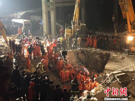 文成民房坍塌現(xiàn)場?！±铈面?攝