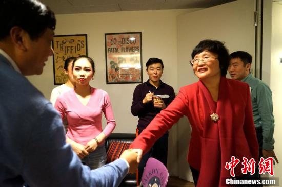 國務院僑辦副主任王曉萍到后臺看望演職人員。<a target='_blank' >中新社</a>記者 付強 攝