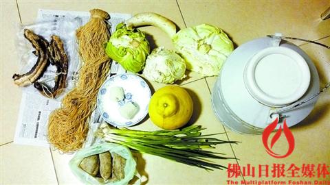 從梅州豐順縣返回佛山的陳女士帶回了“奶奶牌”臘肉、咸菜等食品。 　　/圖片均由受訪者提供