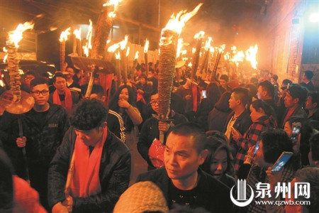 昨（2月5日）晚，晉江永和鎮(zhèn)山前村2000多名村民高舉火把繞村巡游，共同歡度這個(gè)已延續(xù)300多年的“火把節(jié)”。 （黃祖祥 攝）
