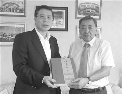 福建省僑辦主任馮志農(nóng)（左）向菲宋慶齡基金會創(chuàng)會會長陳祖昌贈(zèng)送《福建家訓(xùn)》。