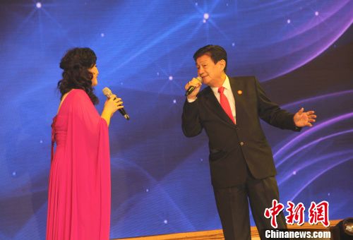 印尼華人(右)與演員合唱《為了誰》。林永傳 攝