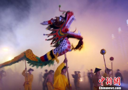 圖為廣西賓陽(yáng)炮龍節(jié)炮聲不停、龍舞不止。　楊志雄 攝