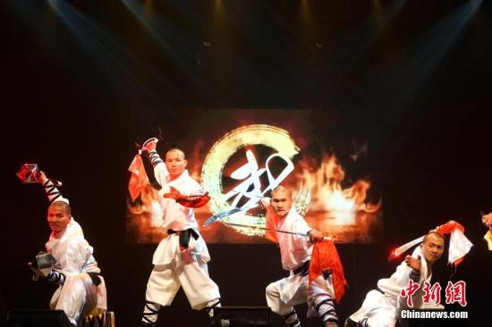  少林武僧表演《少林雄風(fēng)——十八般兵器》。 <a target='_blank' >中新社</a>記者 付強(qiáng) 攝