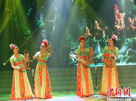 中國(guó)演員表演印尼器樂(lè)舞蹈。
