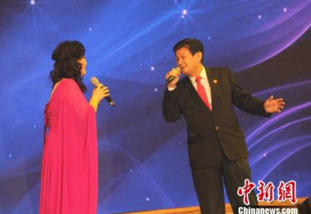 印尼華人(右)與演員合唱《為了誰(shuí)》